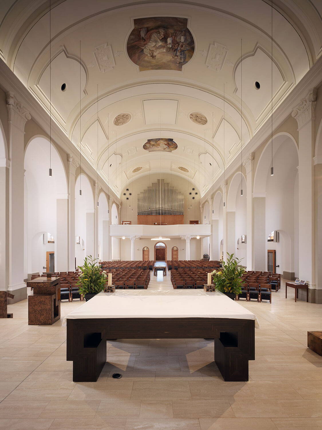 Kirche Guthirt, Zürich Wipkingen, Hauptschiff mit Altar im Vordergrund, Orgel im Hintergrund